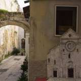 All�interno � attiva una nota bottega di artisti segnalata da una riproduzione in scala della facciata della Basilica di San Nicola 